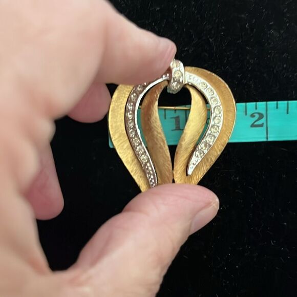 Vintage J.J Jonette Gold tone Matte Brooch/ In Rhinestones - Picture 6 of 6